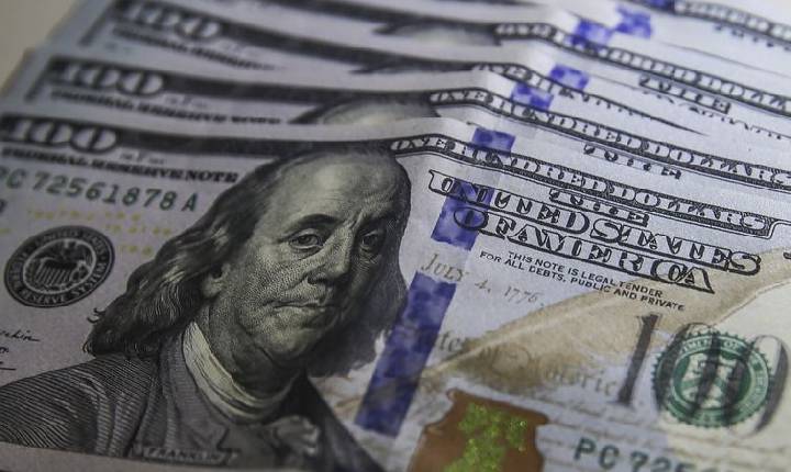 Dólar aproxima-se de R$ 5,60 com remessas de empresas ao exterior
