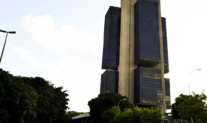 Juros do crédito pessoal e cartão rotativo avançam para as famílias