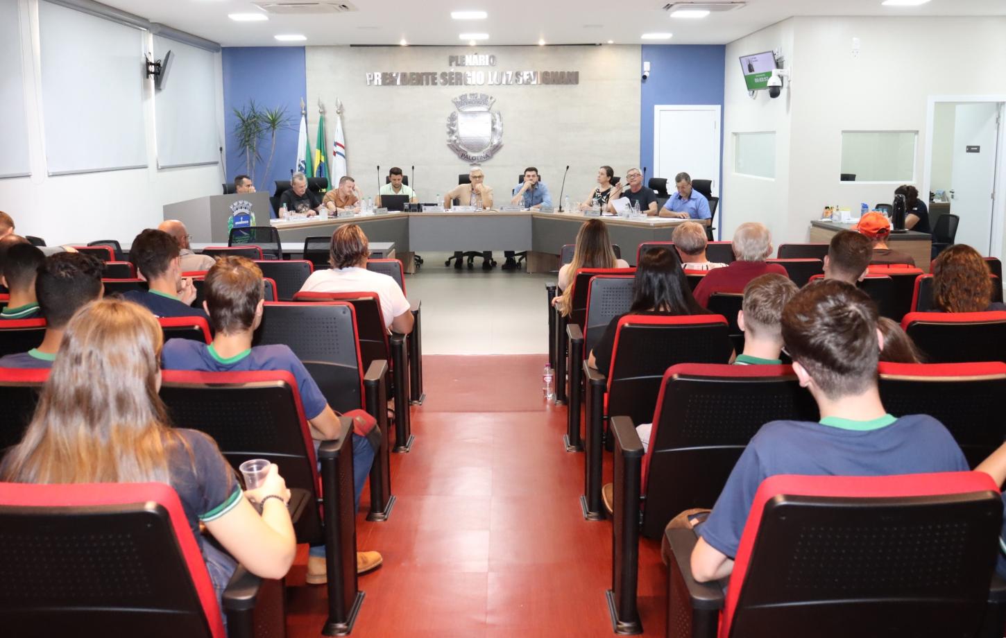 Alunos do Colégio Agrícola participam de sessão ordinária