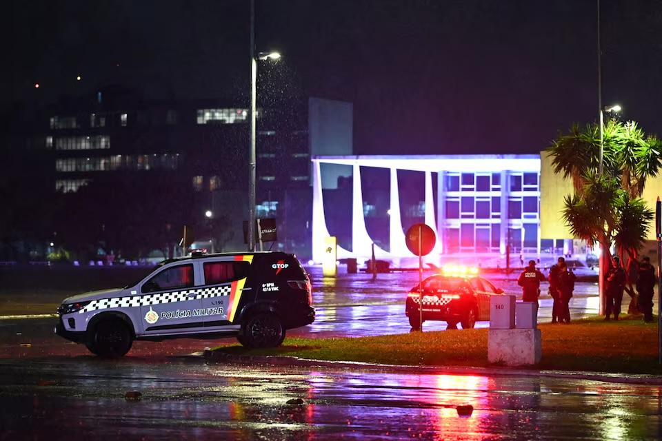 Explosões em frente ao STF deixam um morto