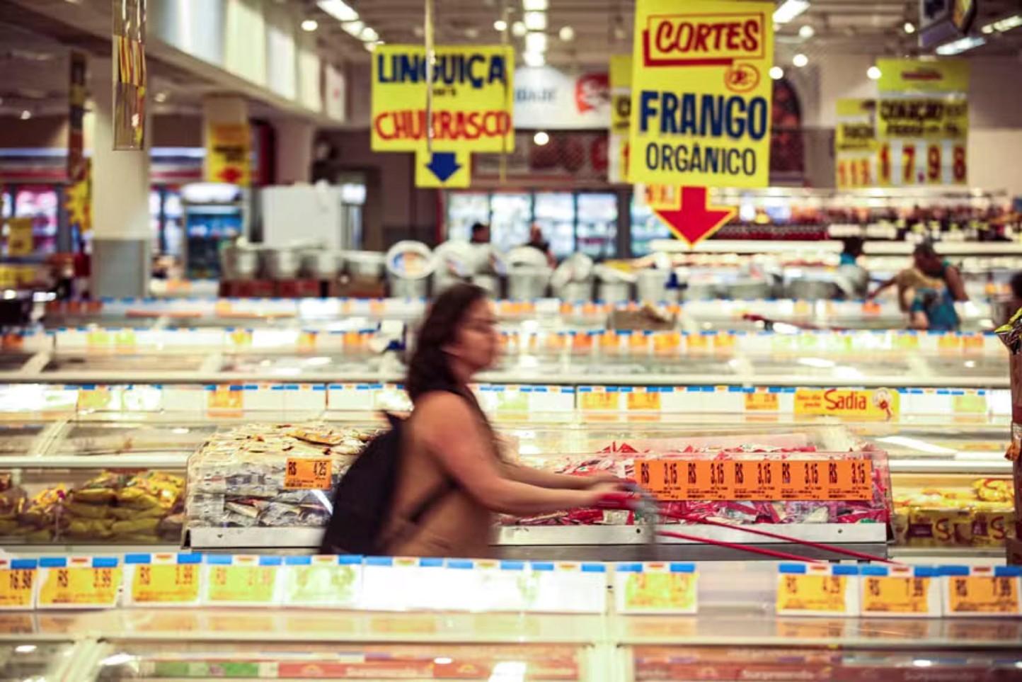 Analistas apontam os sinais de que a economia brasileira está a pleno vapor: inflação é a ameaça