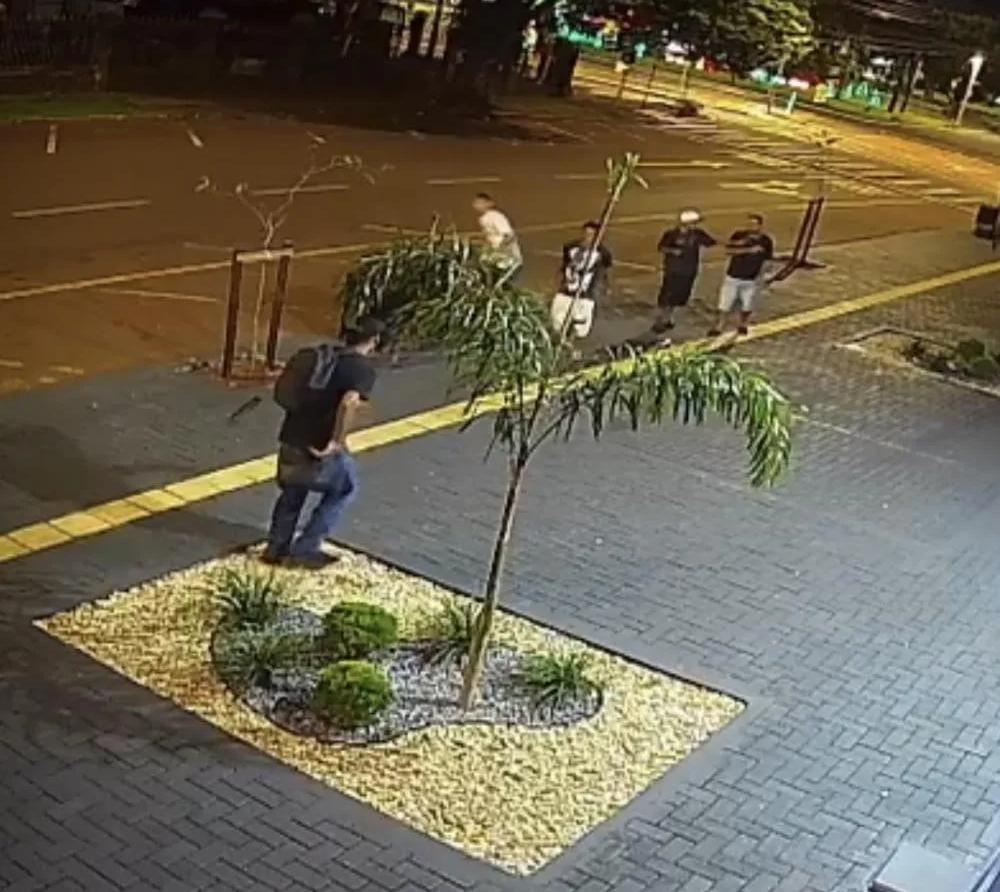Vandalismo em Palotina: rapaz quebra vidraça de comércio
