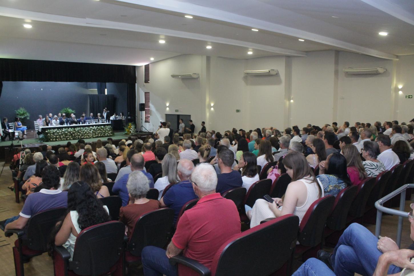 Teatro estava lotado para a cerimônia de posse