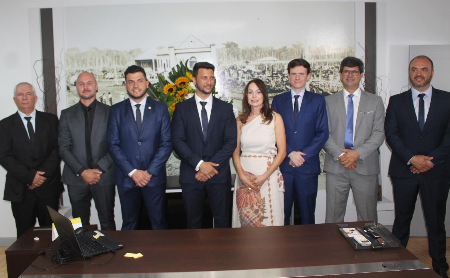 Prefeito Rodrigo e vice Judith Sendtko no gabinete após a posse