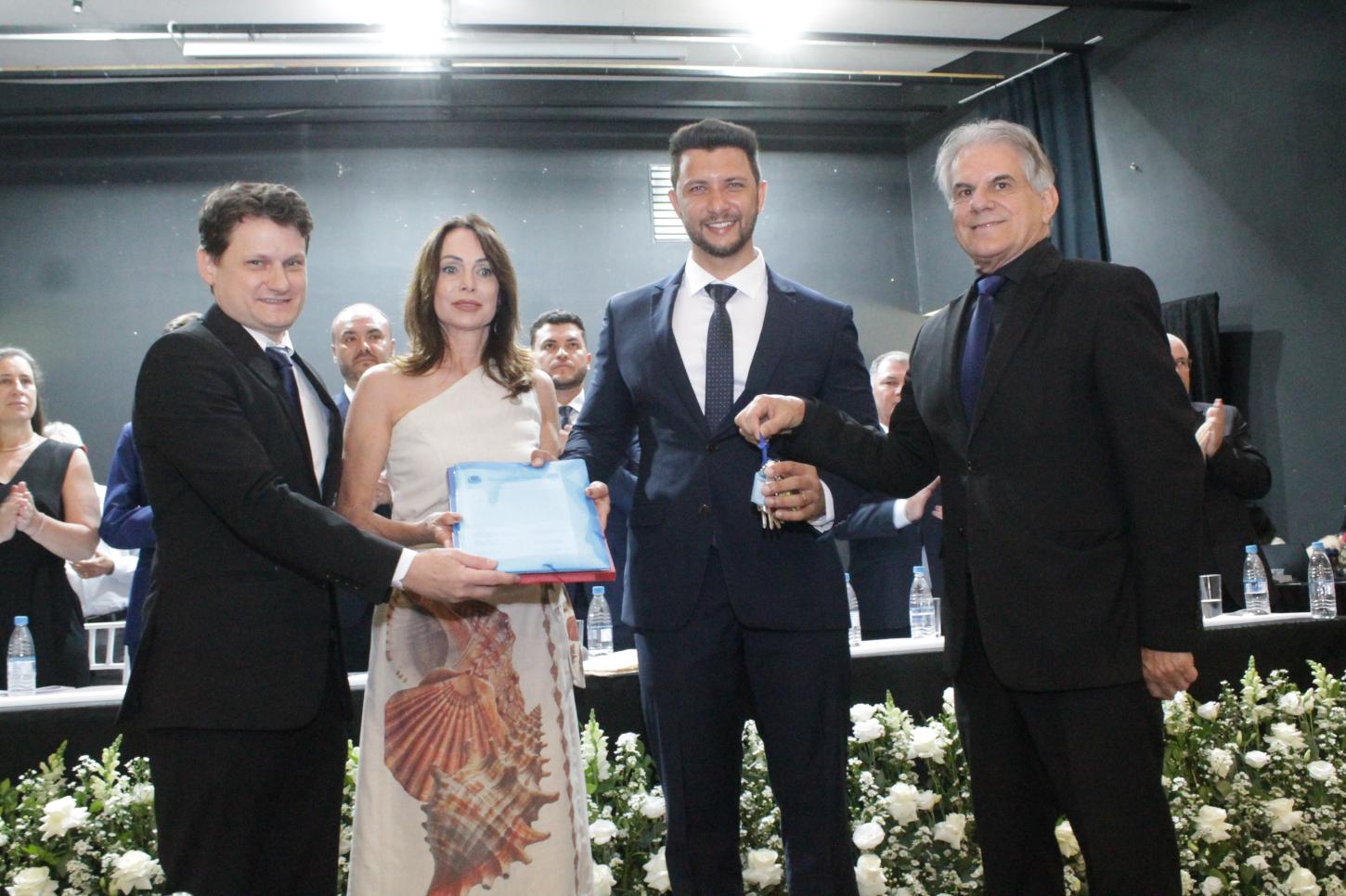 Ex-prefeito Luiz Ernesto, juntamente com seu vice, Felipe Zago transmitem o cargo para Rodrigo Rfibeiro e sua vice, Judith Sendtko