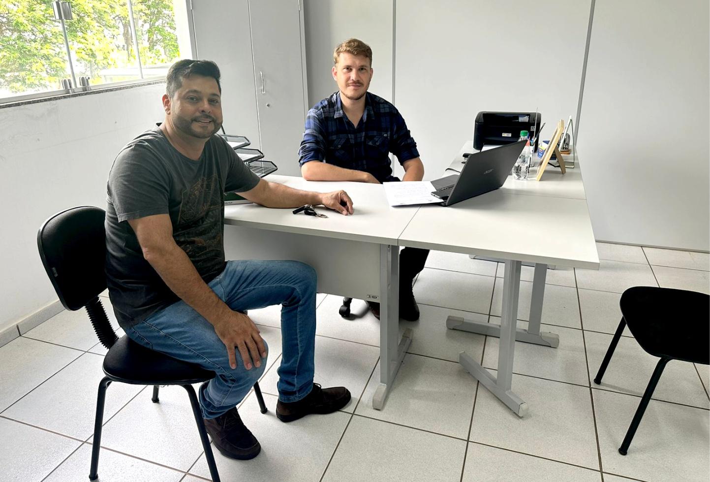 Vereador Diniz pede apoio aos pequenos produtores ao secretário de Agricultura