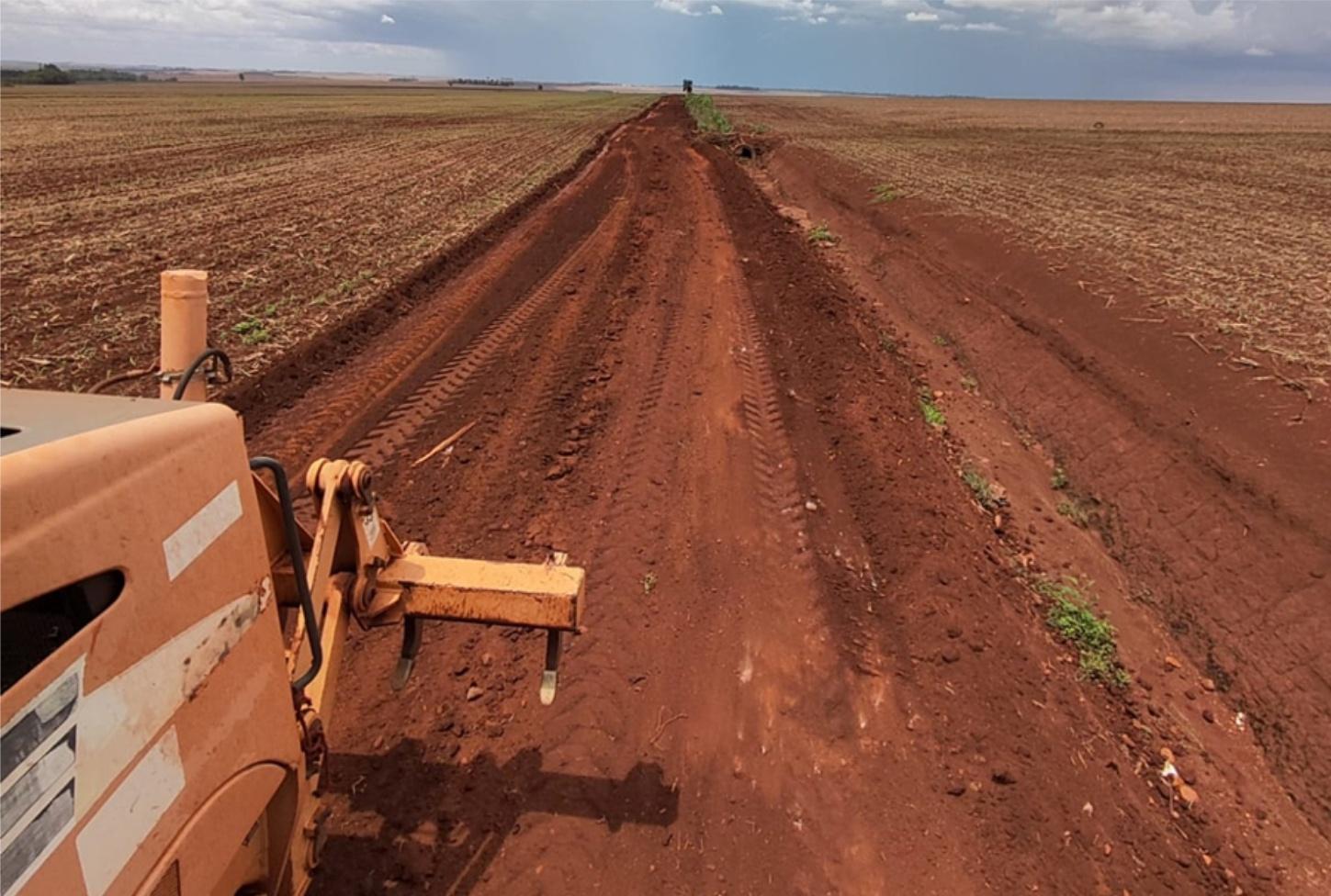 Administração municipal realiza melhorias em estradas no Distrito de Santa Rita d’Oeste