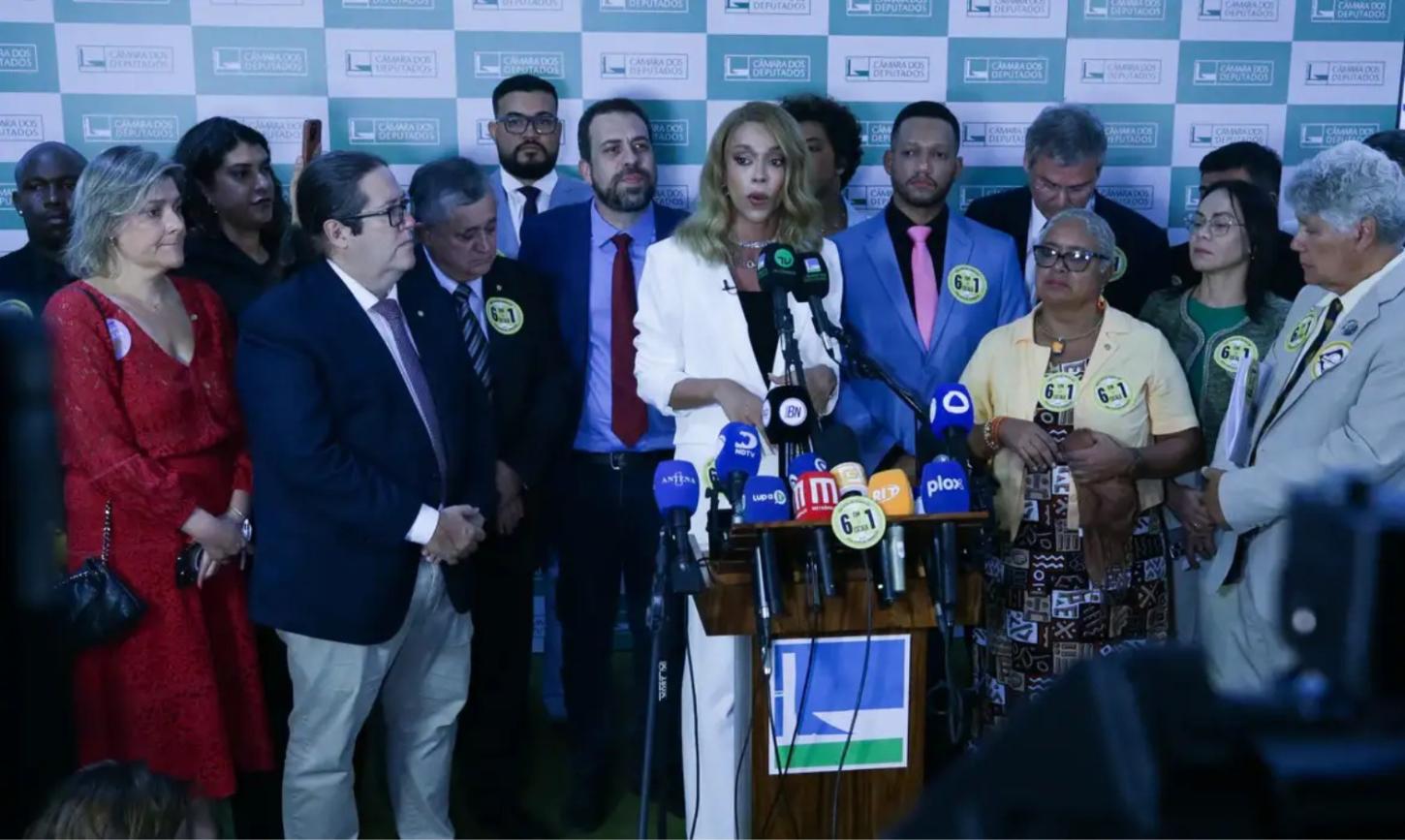 Deputada Erika Hilton protocola a PEC pedindo o Fim da escala 6 x 1