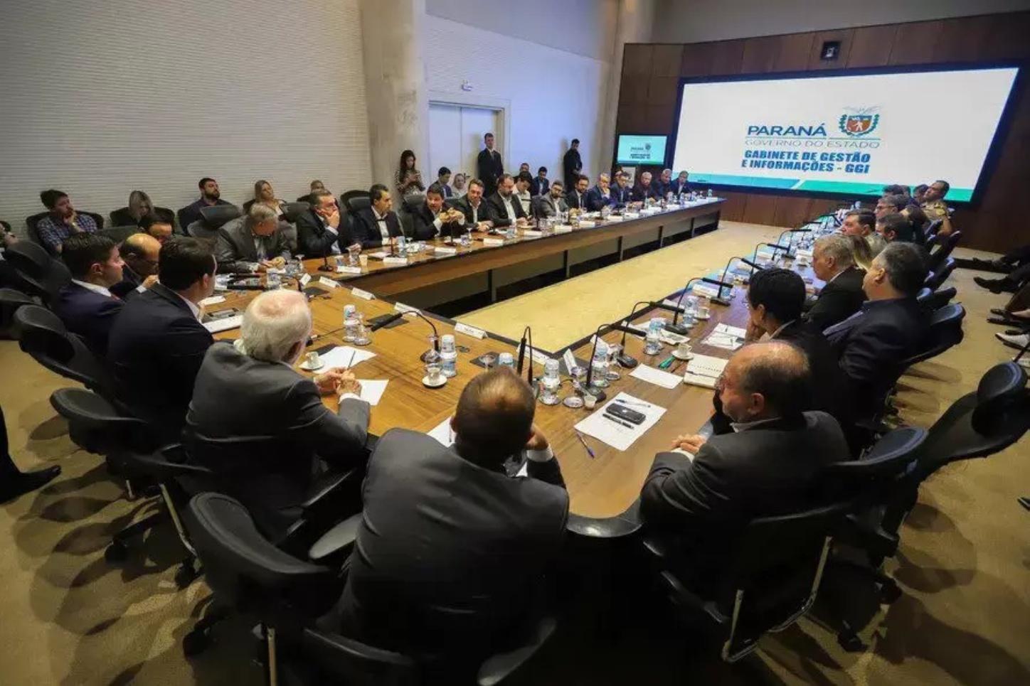 Governo ‘enquadra secretários’ durante reunião no Iguaçu
