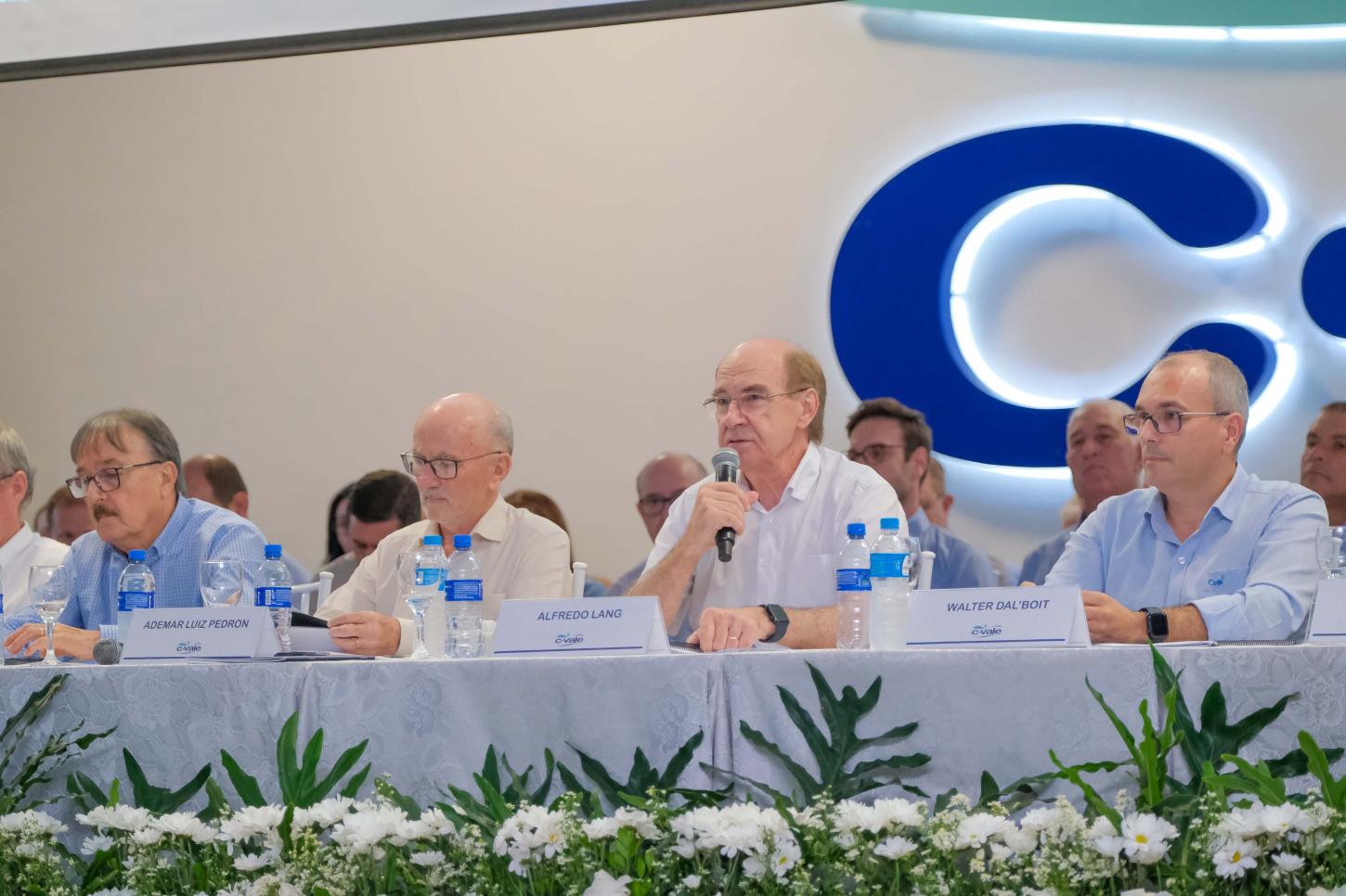 Lang apresentou relatório ao lado dos diretores Ademar Pedron (vice), Walter Dal’Boit (diretor-secretário) e Edio Schreiner (CEO – diretor-executivo)