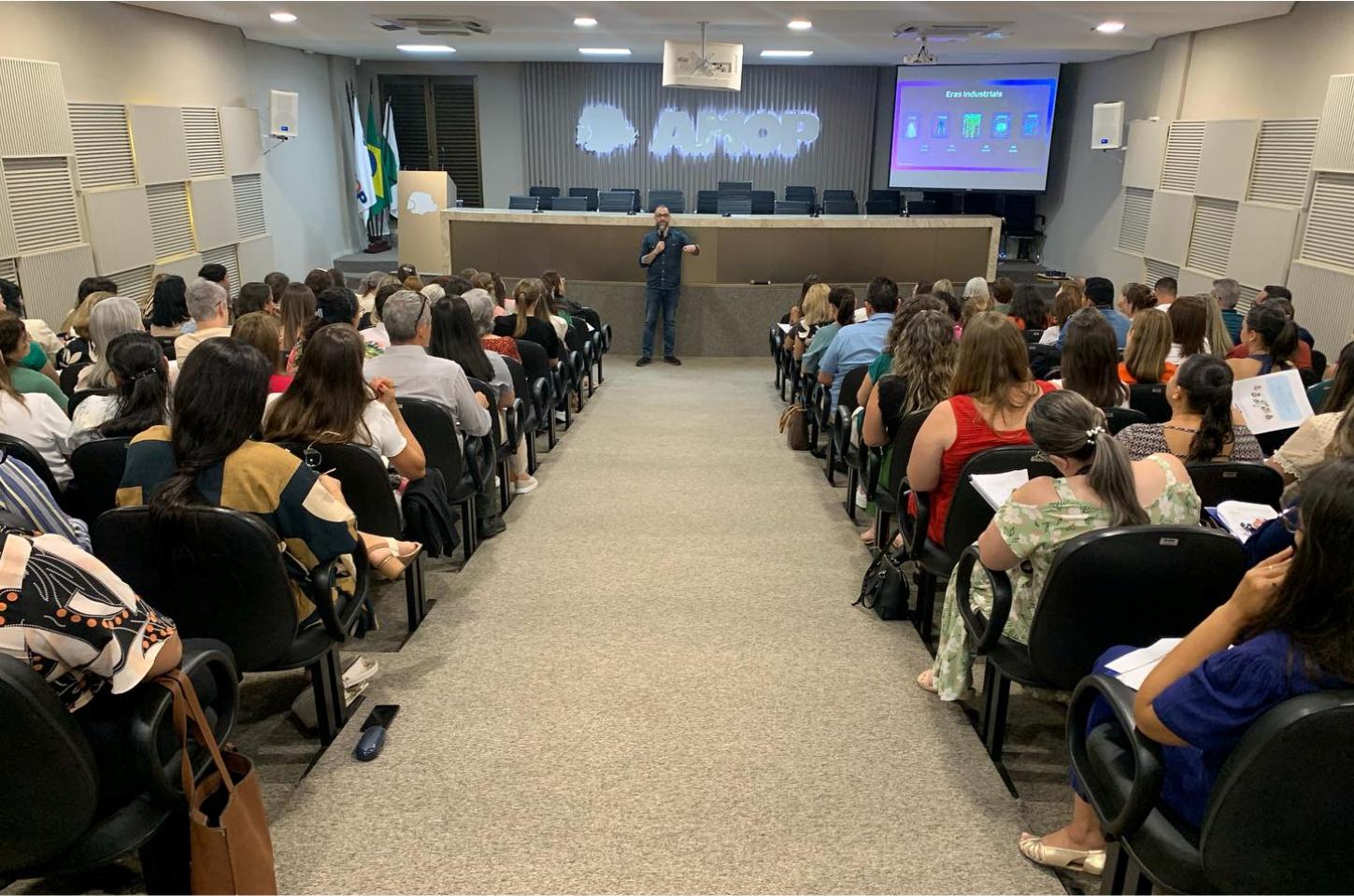 Palotina participa de encontro de secretários de educação na AMOP