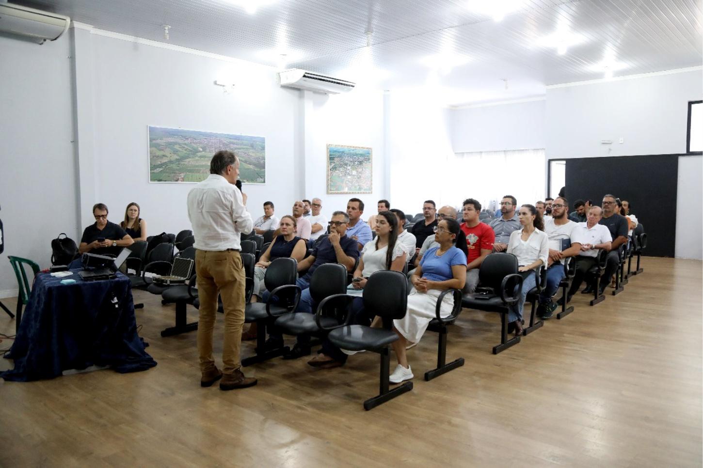 Prefeito de Terra Roxa destaca reunião estratégica com empresários e o Sebrae