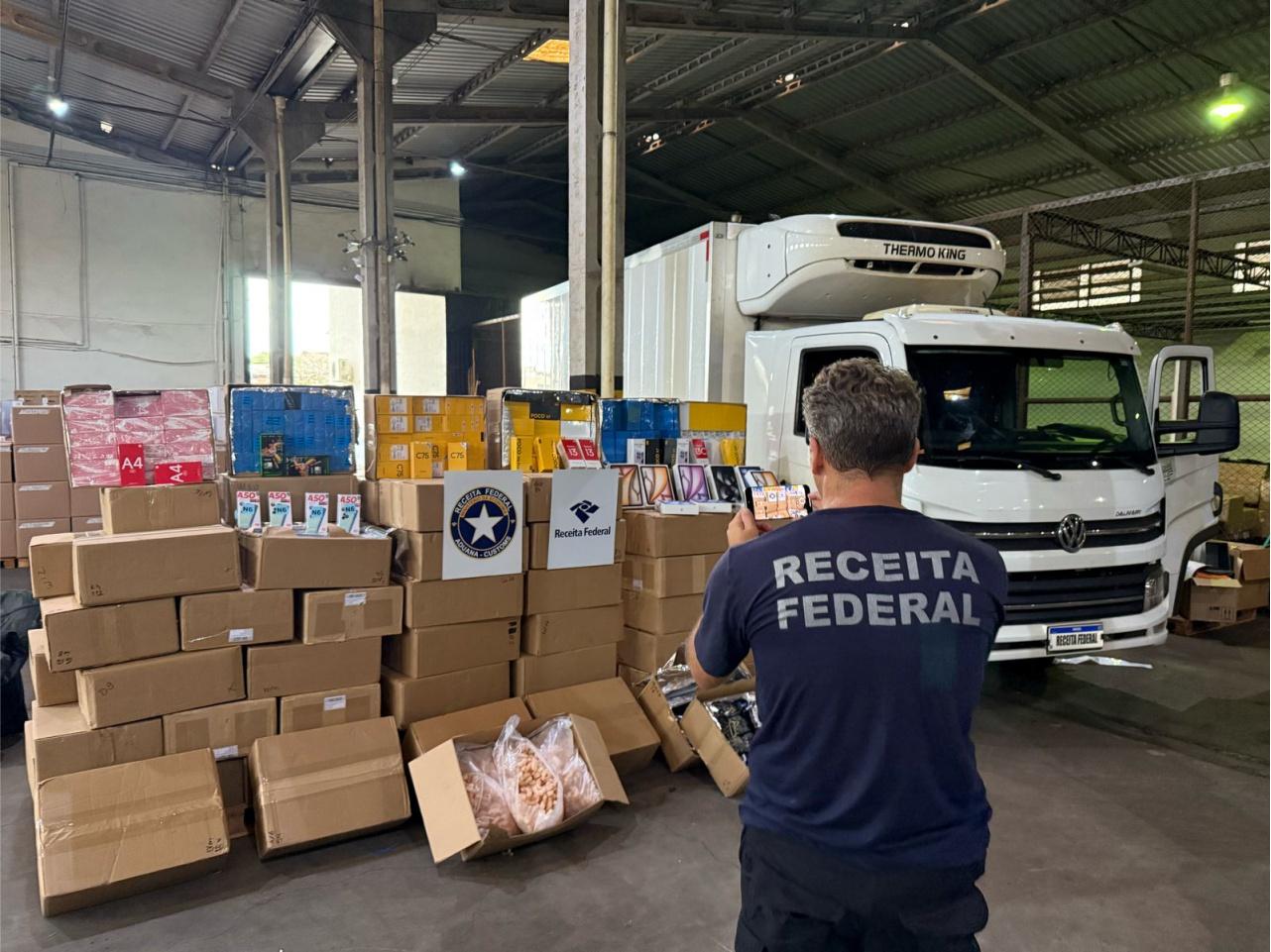 Receita Federal em Cascavel apreende carga milionária de eletrônicos e camarão argentino