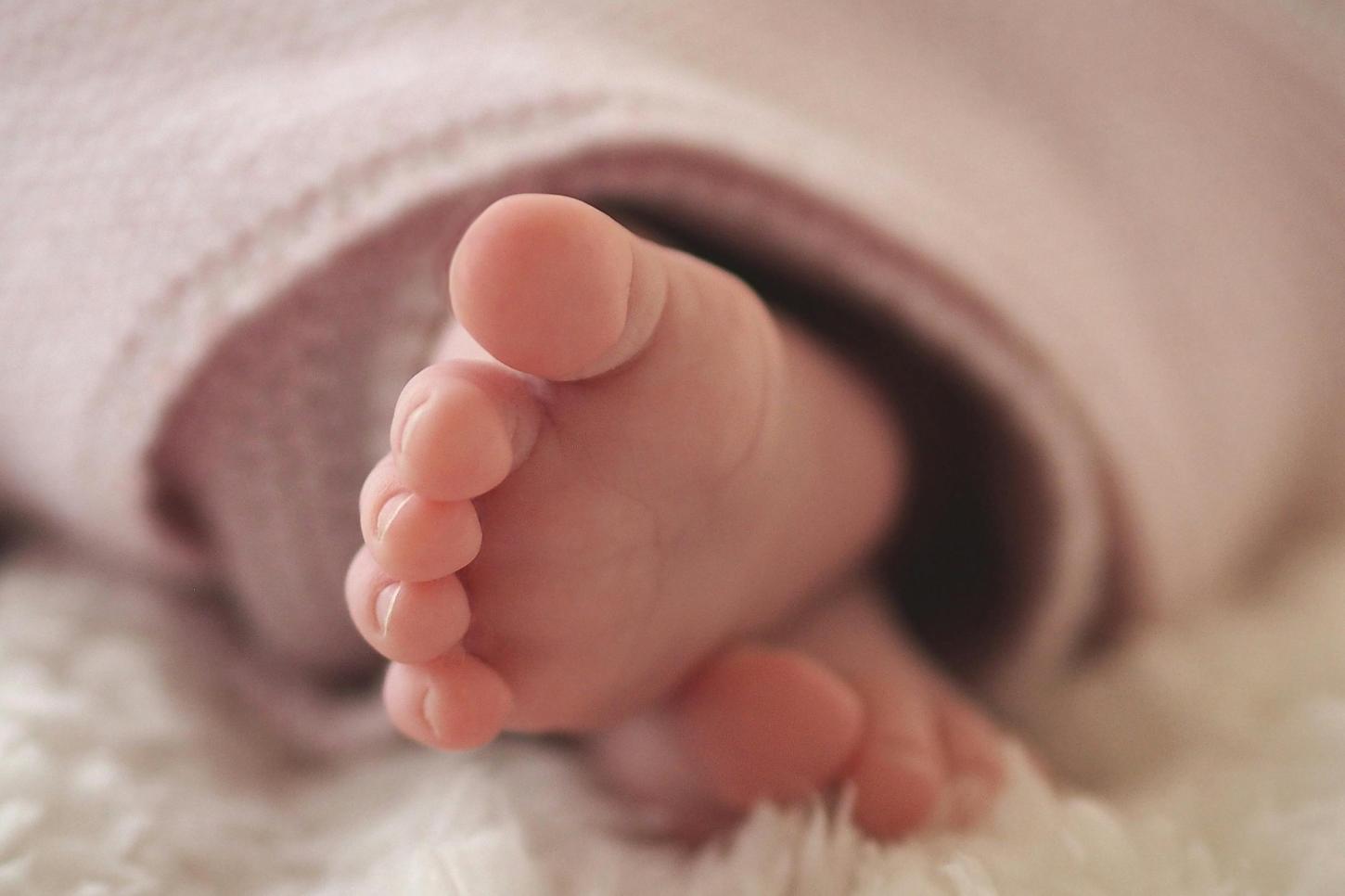 Casal é preso após filho de 2 meses ser internado com fratura