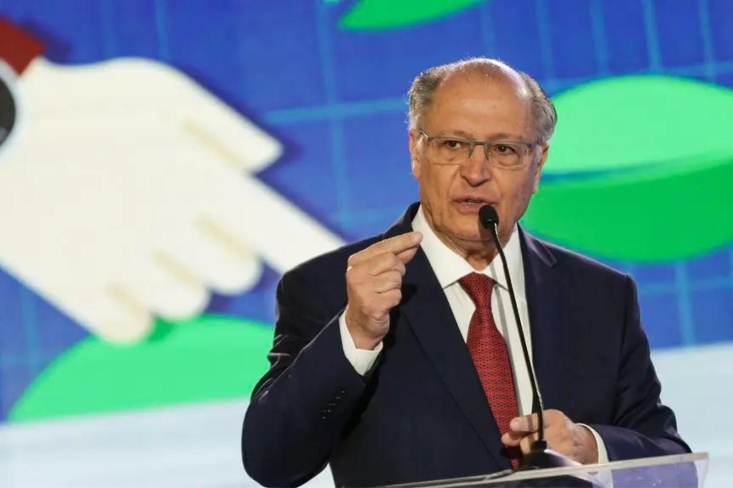 Geraldo Alckmin defende diálogo, mas considera “equivocada” decisão de Trump de taxar aço brasileiro
