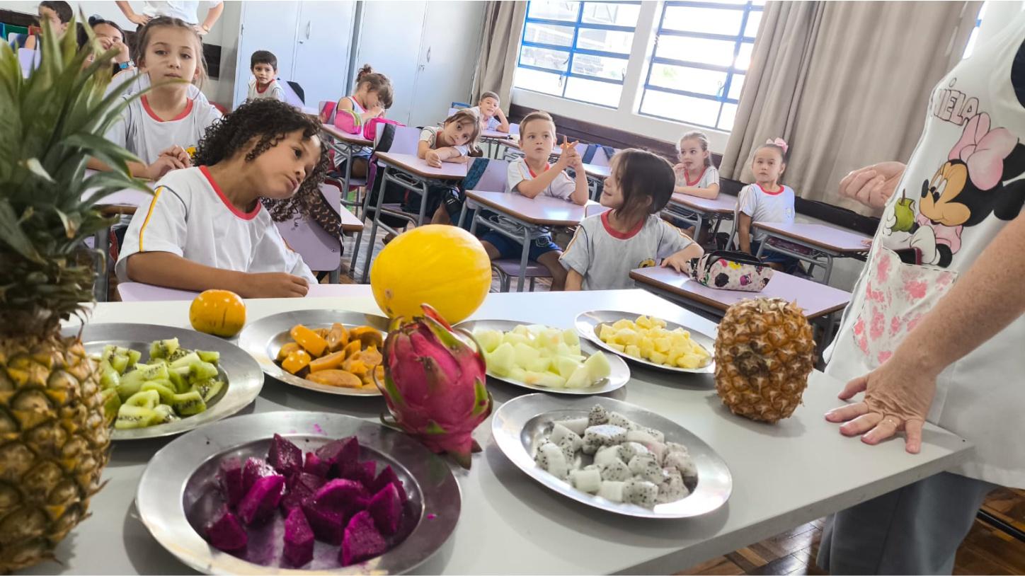 Nutricionistas promovem projeto com frutas em escolas de Palotina