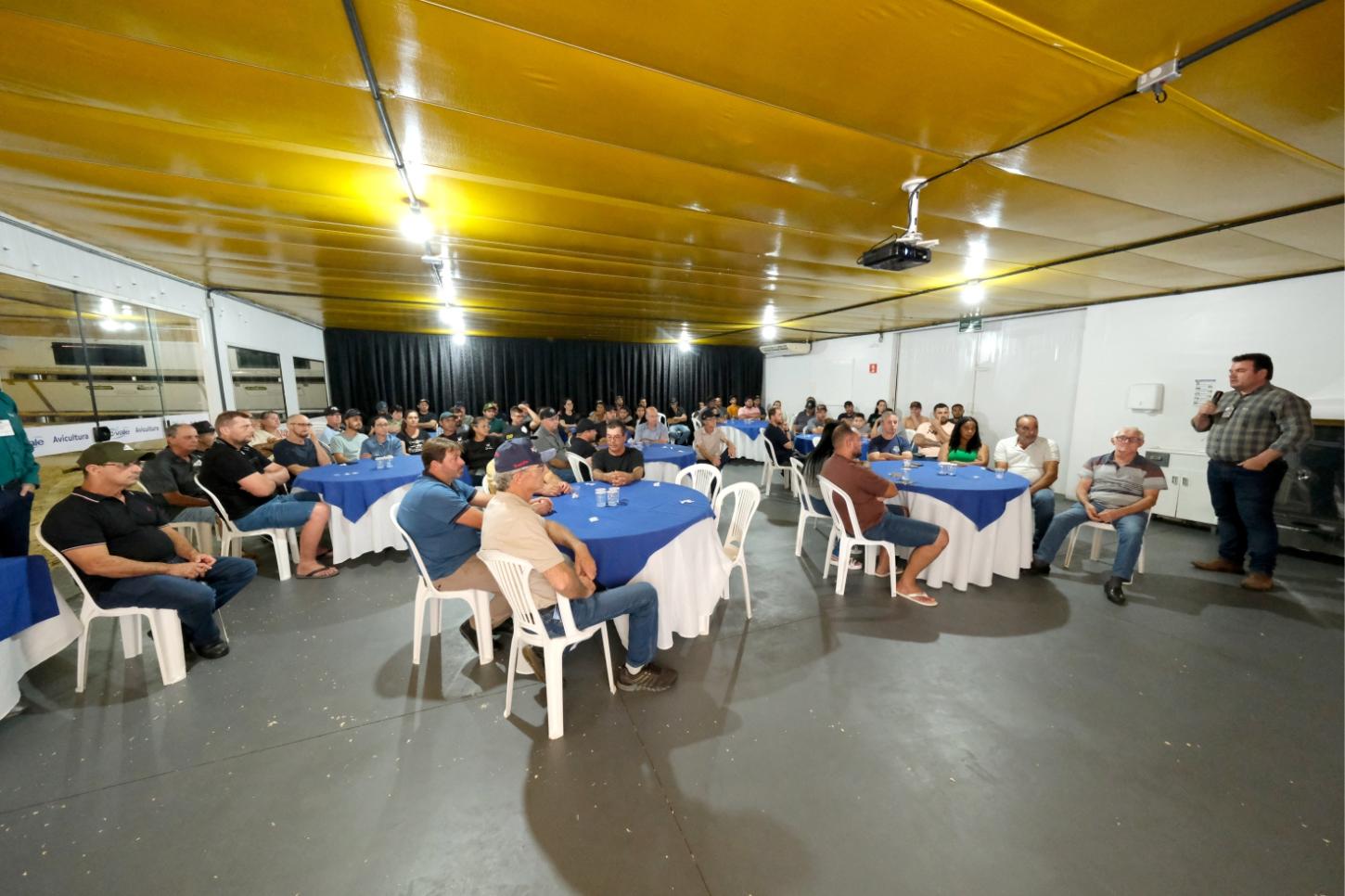 C.Vale orienta avicultores sobre manejo de inverno