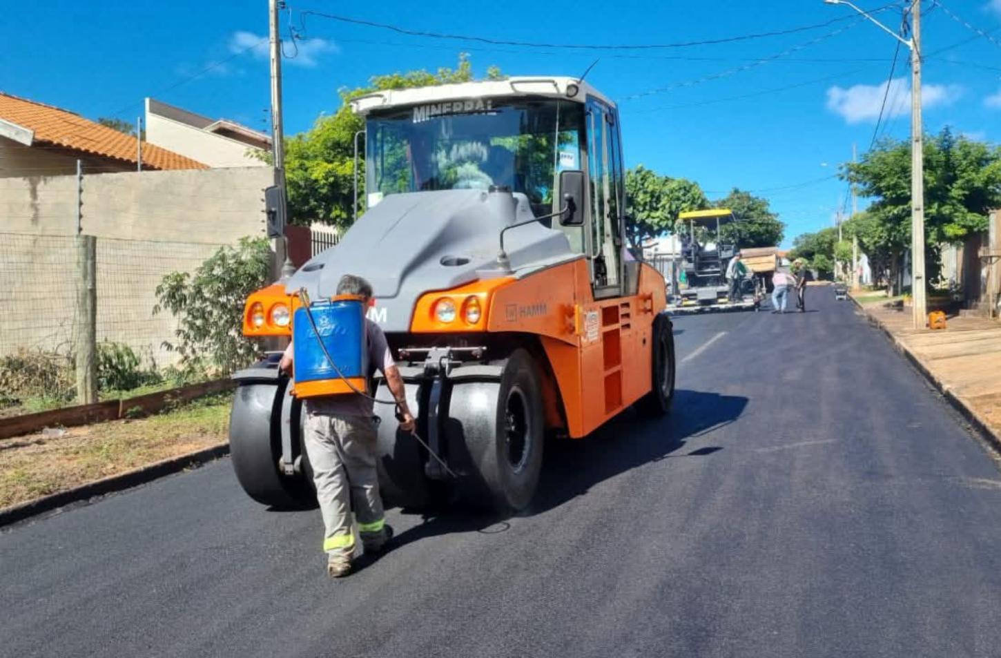 Prefeito Ivan Reis comemora pavimentação em Terra Roxa