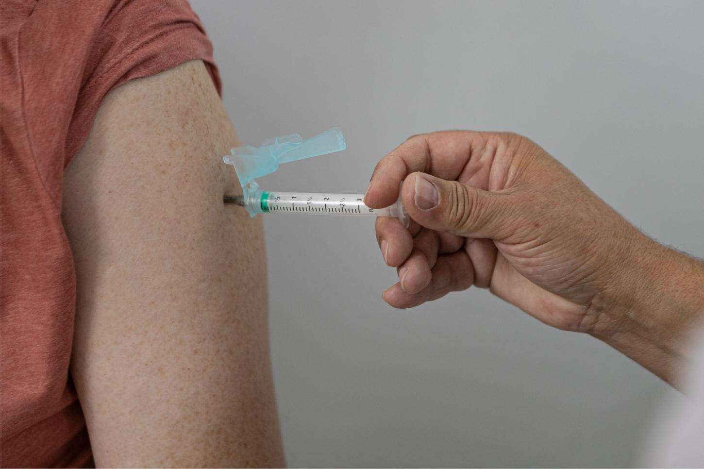 Sesa emite alerta e reforça vacinação contra gripe e Covid-19 no Paraná