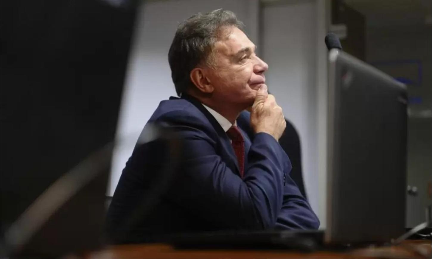 Ex-senador Alvaro Dias de volta ao jogo político