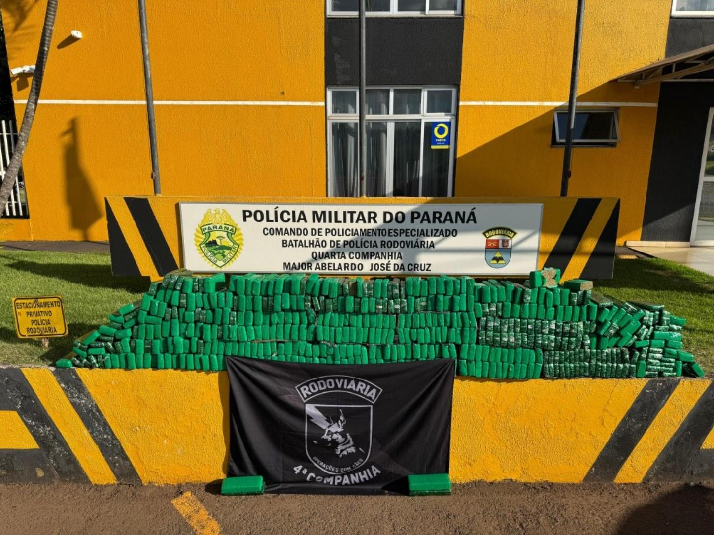 Polícia Militar apreende mais de 400 kg de maconha e recupera veículo roubado