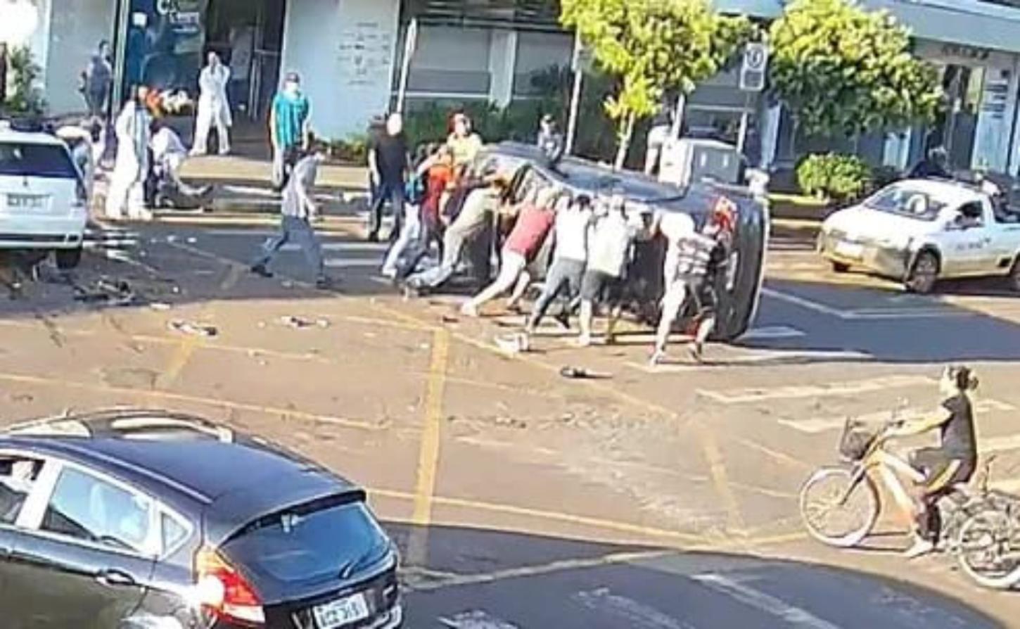 Acidente no centro de Palotina resulta em capotamento e alerta do Corpo de Bombeiros