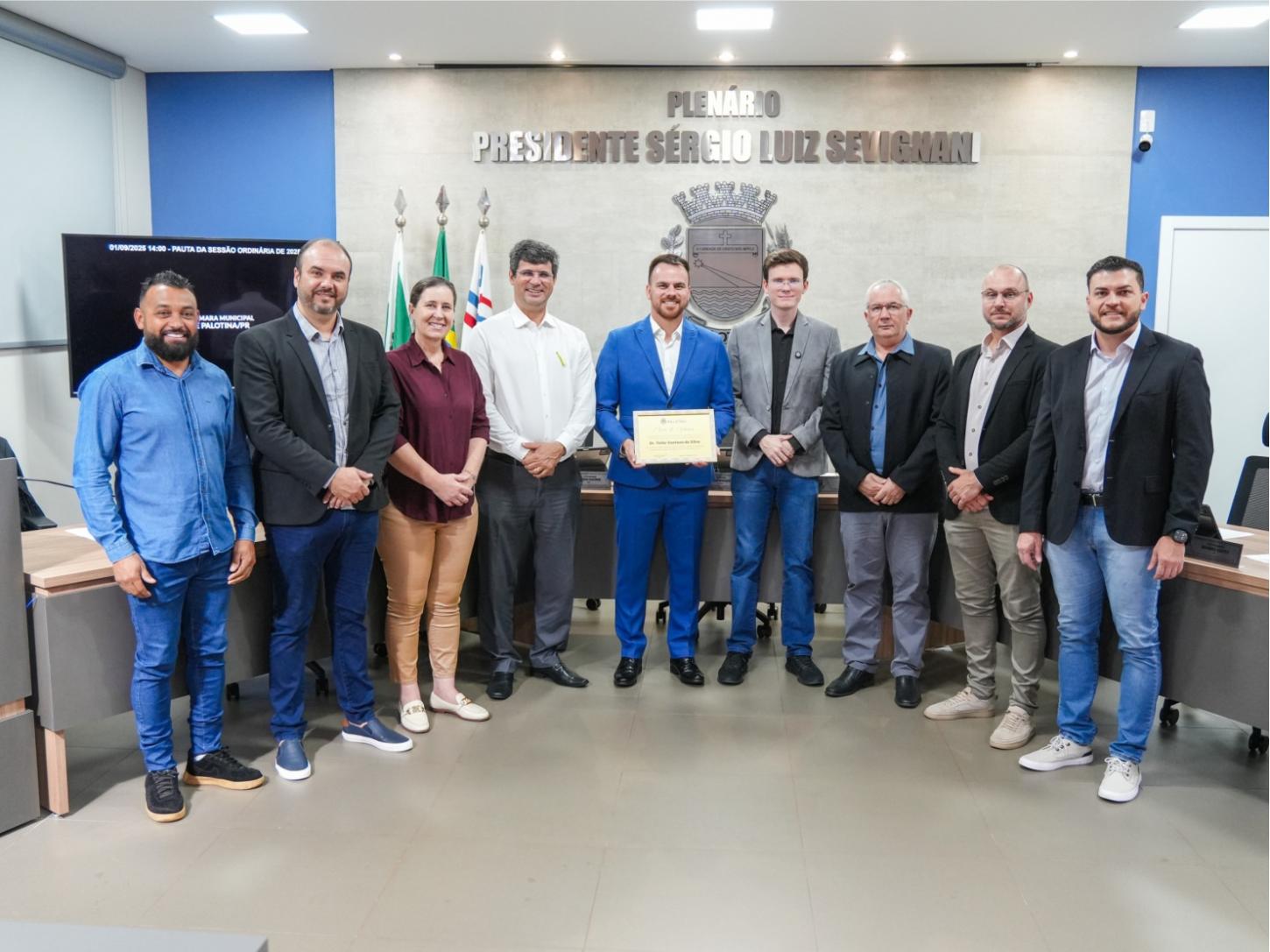 Câmara de Palotina entrega Moção de Aplausos ao promotor Teilor Santana
