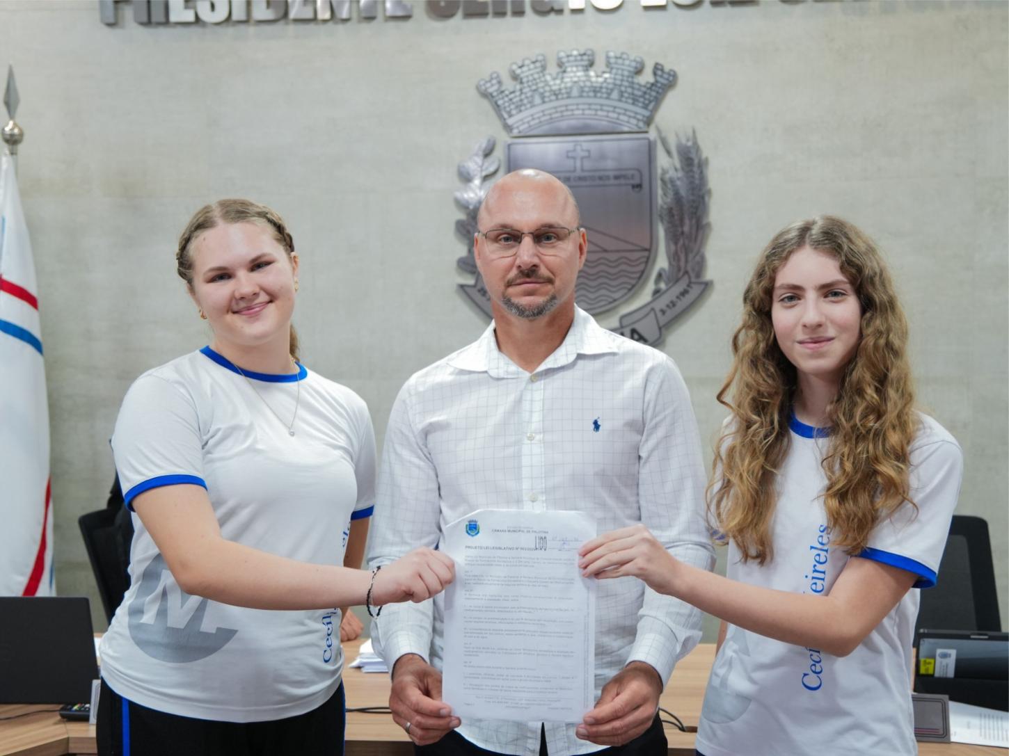Ideia de alunas do Colégio Cecília Meireles vira Projeto de Lei aprovado na Câmara