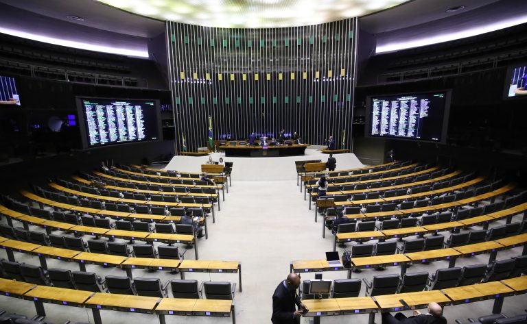 Câmara pode votar proposta que proíbe cobrança por bagagem de mão em voos comerciais