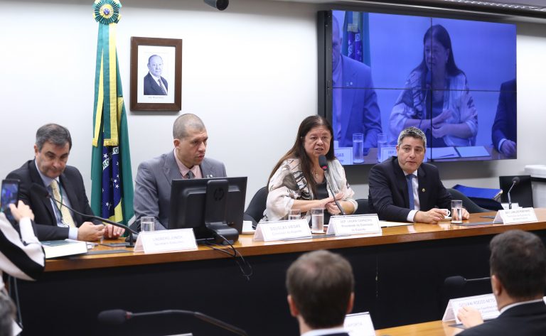 Deputados buscam solução para entrave no rateio de R$ 767 milhões das bets entre atletas e clubes