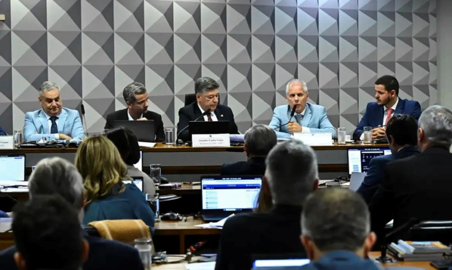 Ex-presidente do INSS depõe por mais de 10 horas à CPMI