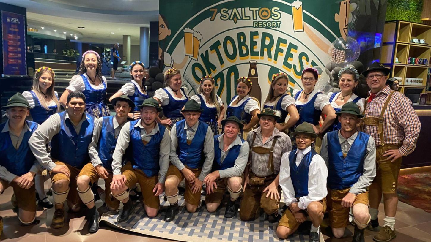 Grupo folclórico Tanz und Liebe leva cultura alemã de Palotina ao Paraguai