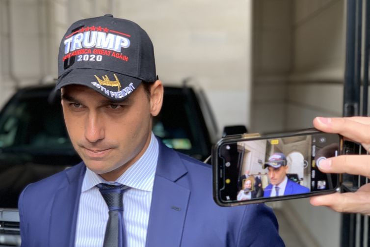 Moraes diz que Eduardo Bolsonaro cria dificuldades para ser notificado