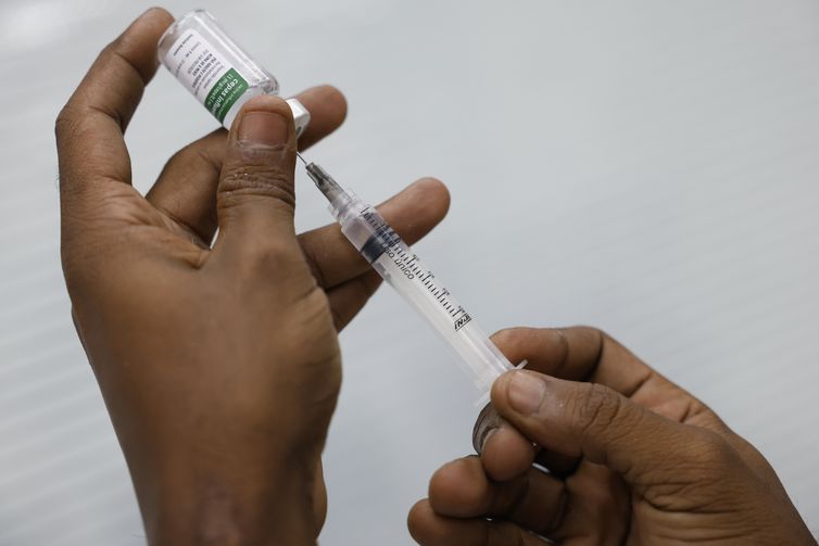 Vacinação despenca na Maré em dias de operação policial, aponta Unicef