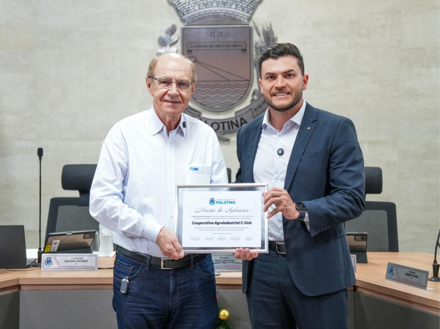 Câmara de Palotina entrega Moção de Aplausos à C.Vale pelos seus 62 anos