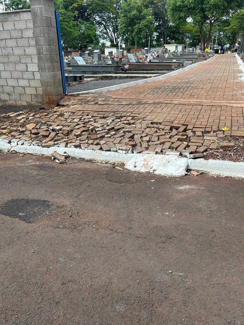 Moradores reclamam da situação da entrada secundária do Cemitério Municipal de Palotina