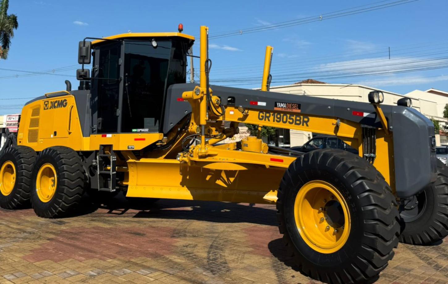 Prefeito Ivan Reis comemora novos maquinários para fortalecer o setor agrícola de Terra Roxa