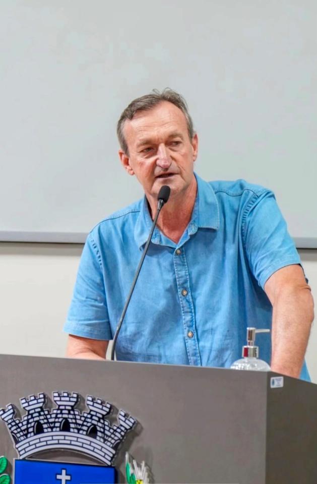 Vereador Gilmar propõe ‘Prêmio Mestre do Saber’ e cobra resposta sobre vale-alimentação à pacientes