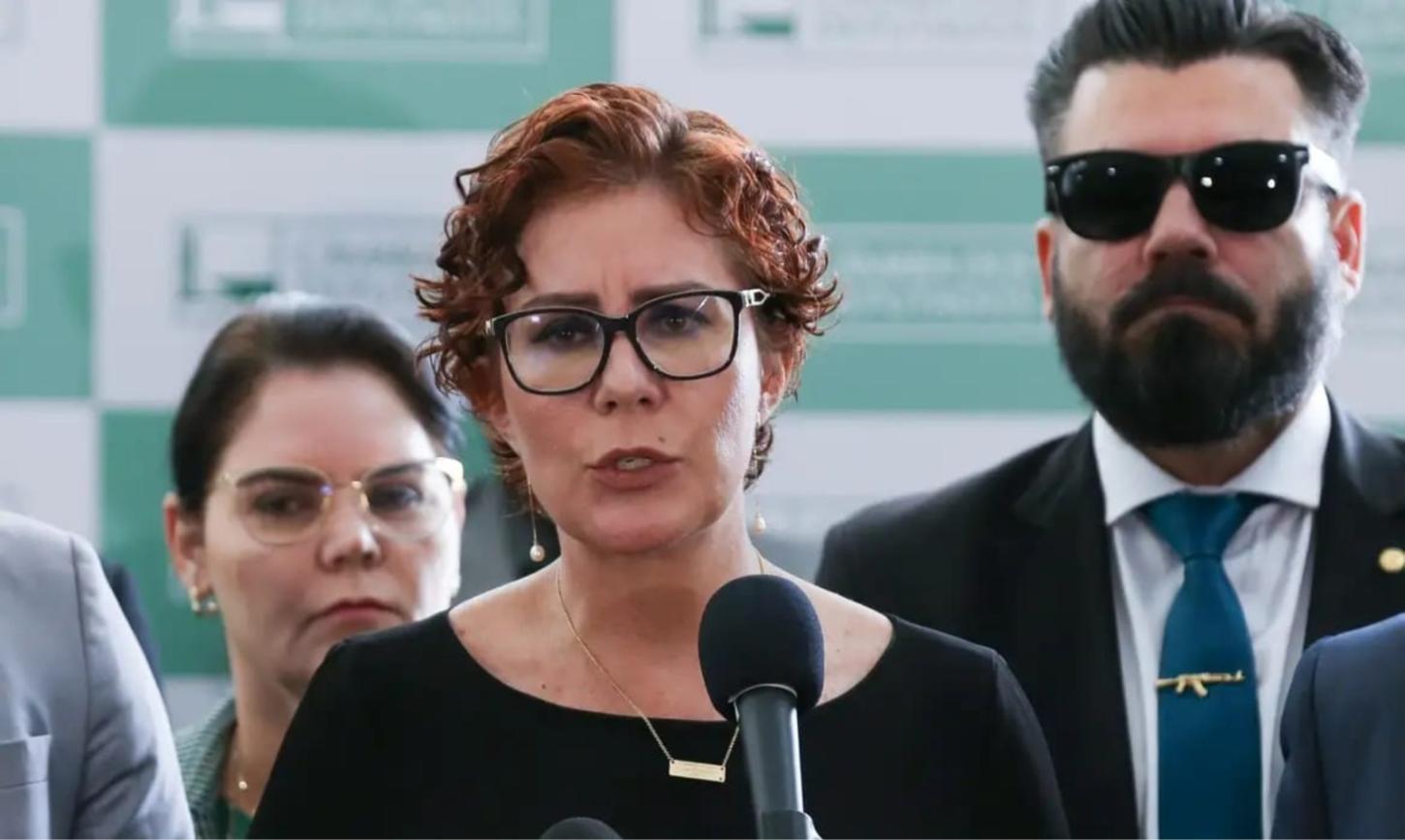 Câmara dos Deputados mantém mandato de Carla Zambelli