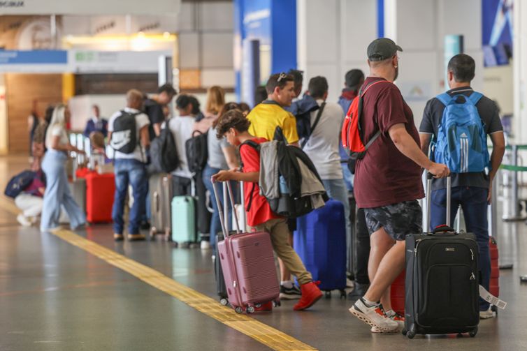 Pilotos e comissários podem entrar em greve a partir de 1º de janeiro