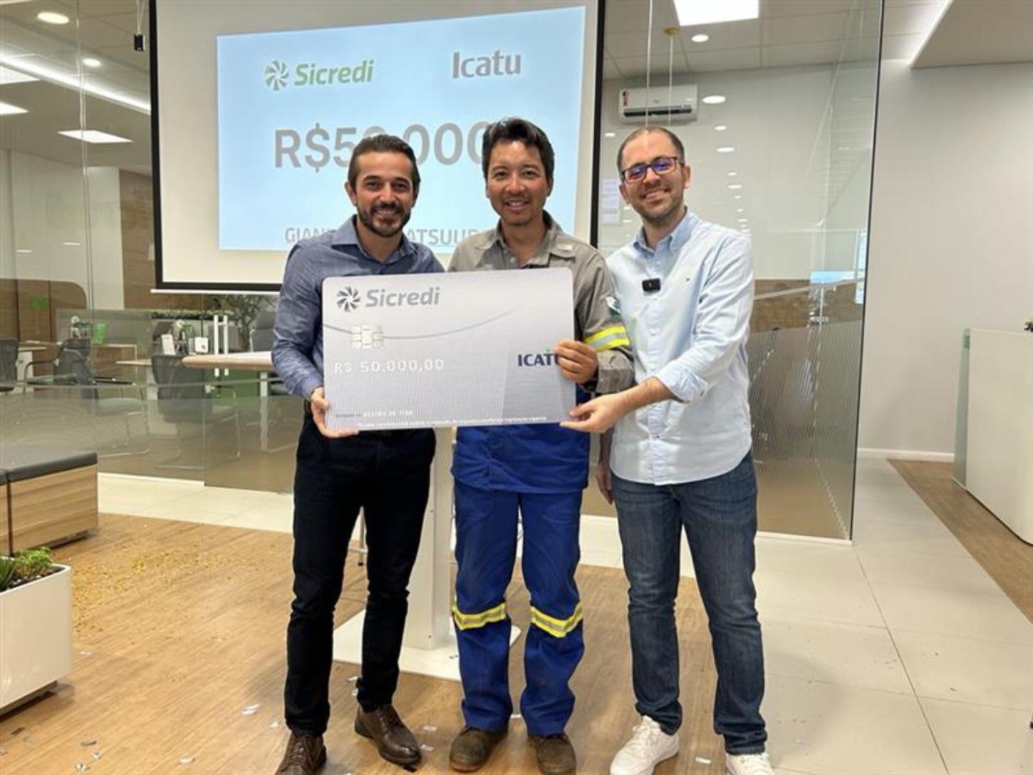 Sicredi entrega prêmio de seguro de vida a associado de Ubiratã (PR)