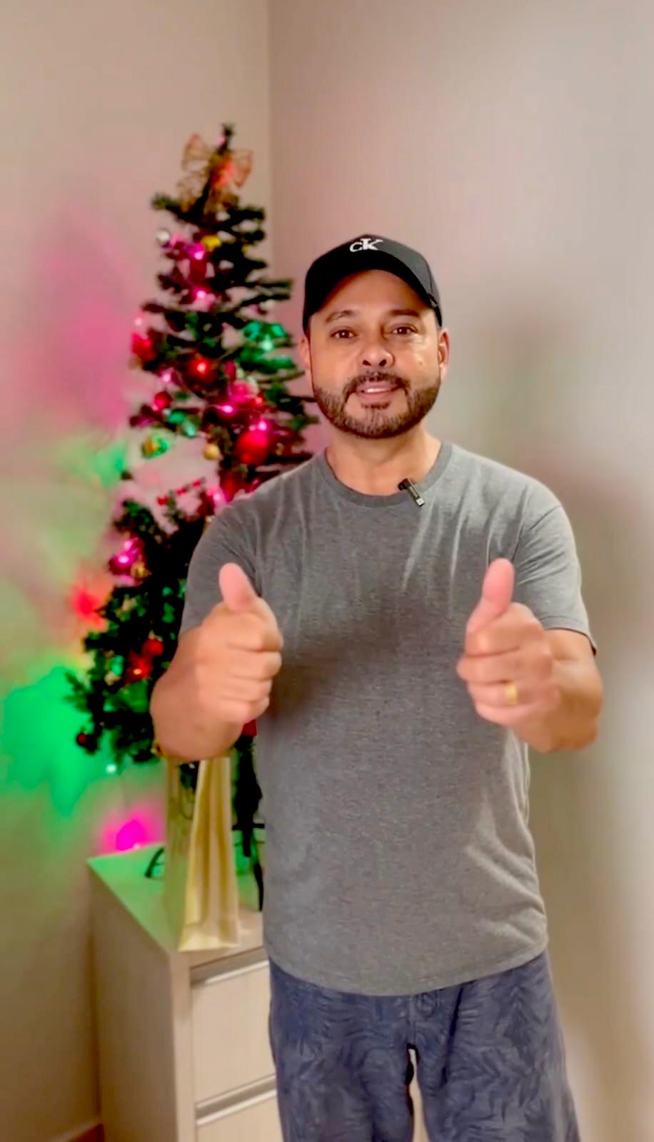 Vereador Diniz grava vídeo de Natal e Ano Novo para a comunidade