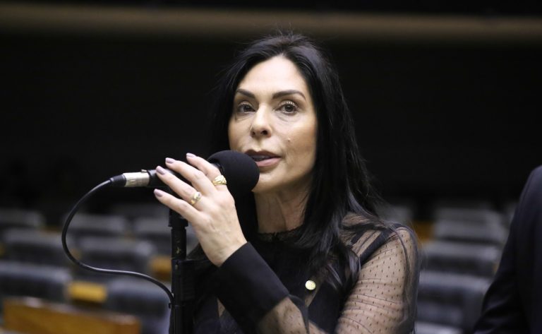 Comissão aprova benefício fiscal para empresa que incentiva estagiário a ler