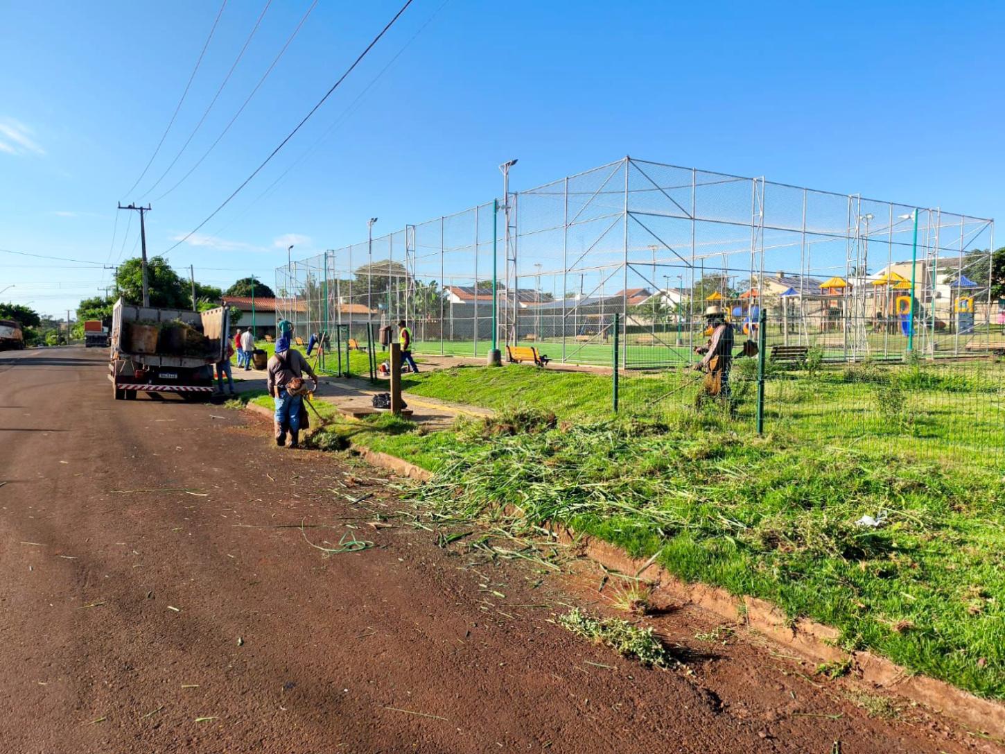 Prefeitura de Palotina intensifica roçagem e limpeza após reclamações da população