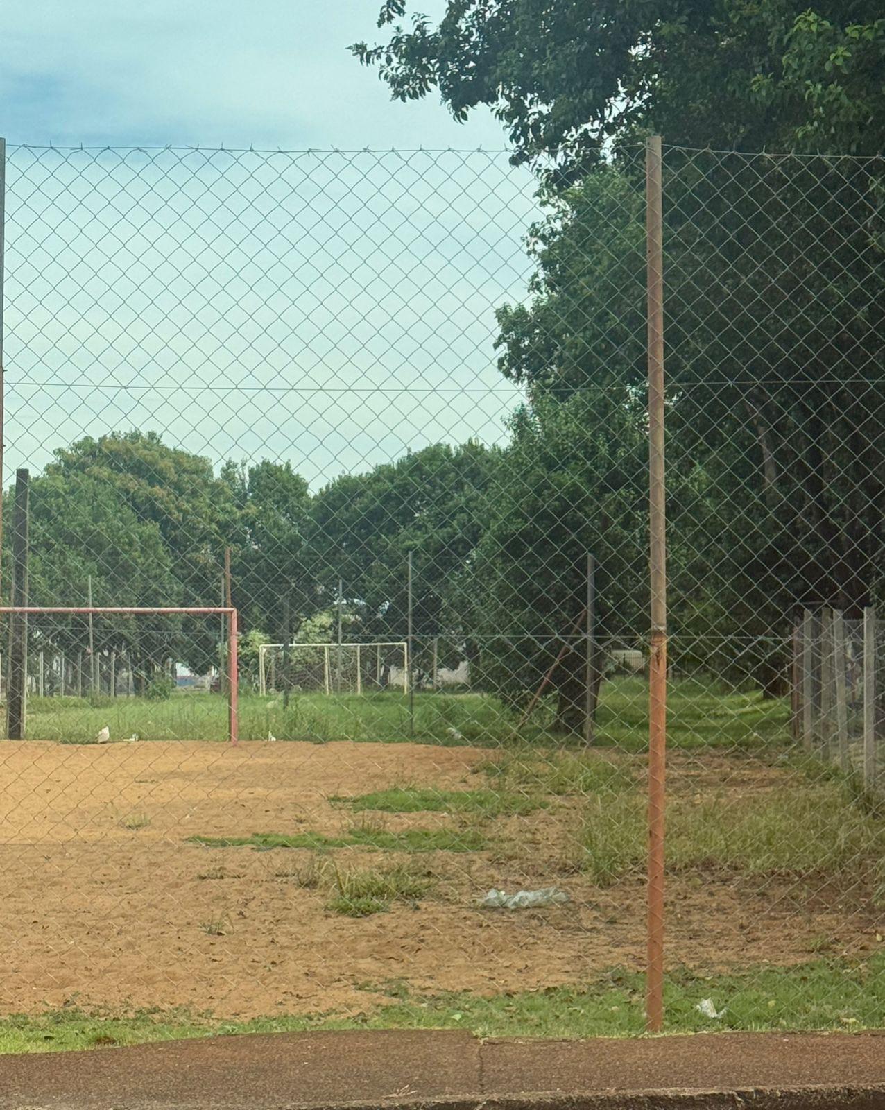 Área de lazer infantil do bairro União é tomada pelo mato e revolta moradores em Palotina