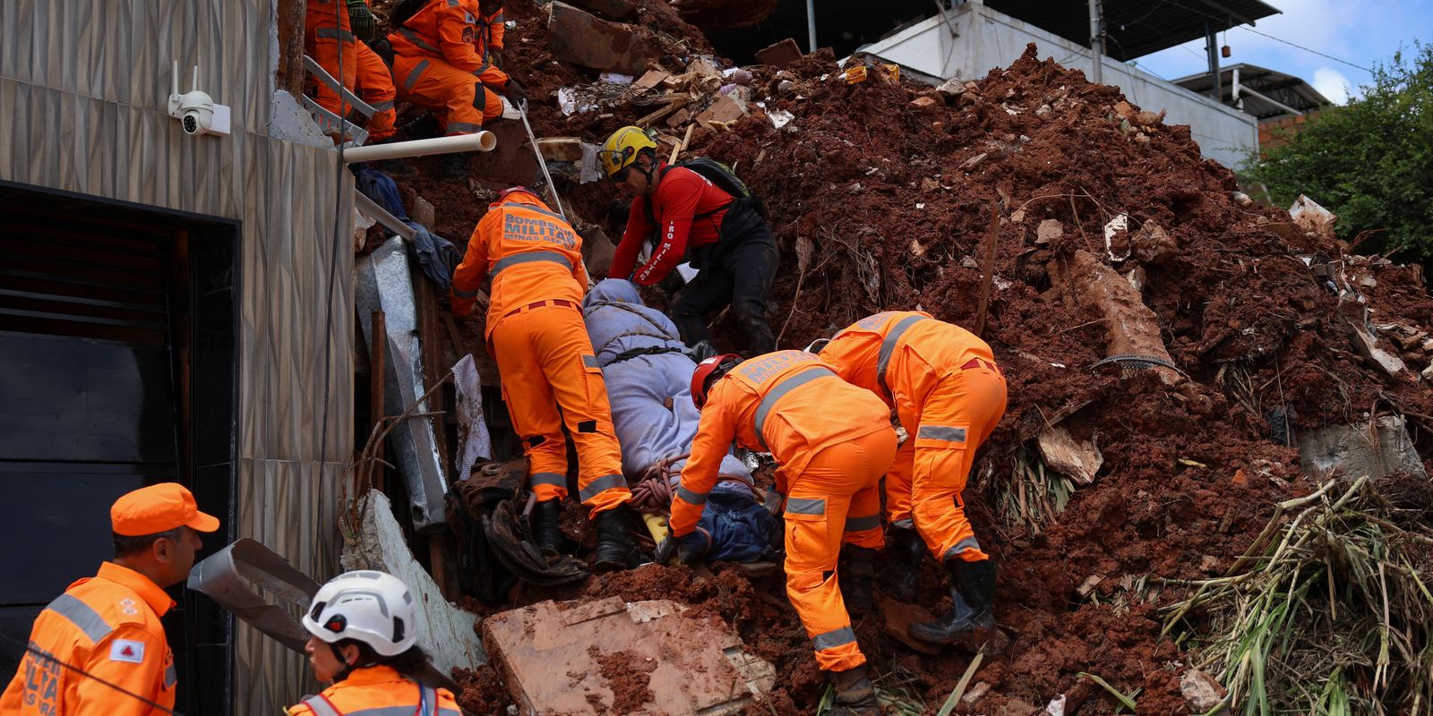 Chega a 46 o número de mortos nas chuvas na Zona da Mata Mineira