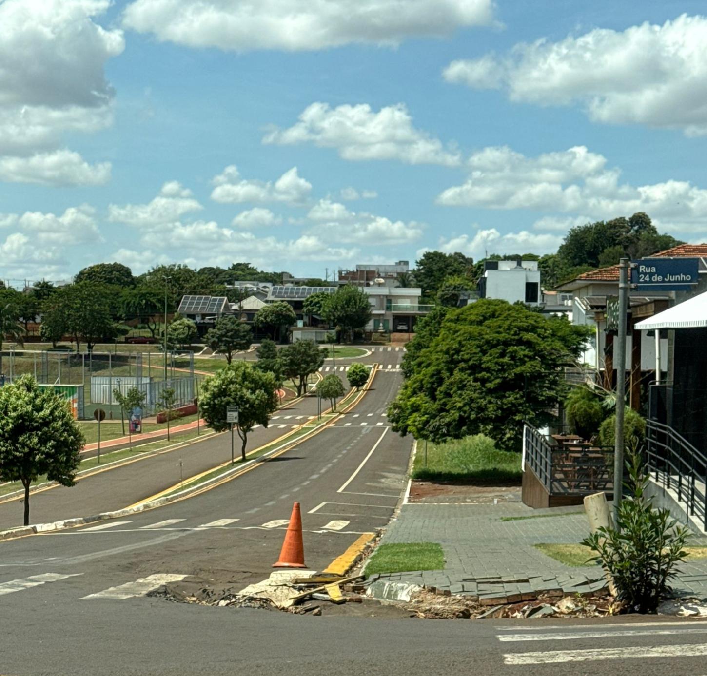 Chuvas fortes provocam danos no asfalto do entorno do Lago Municipal de Palotina