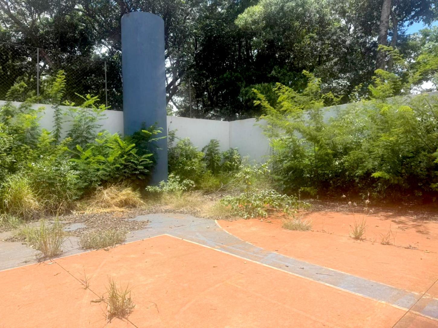Moradores denunciam abandono de quadra esportiva do bairro Pôr do Sol