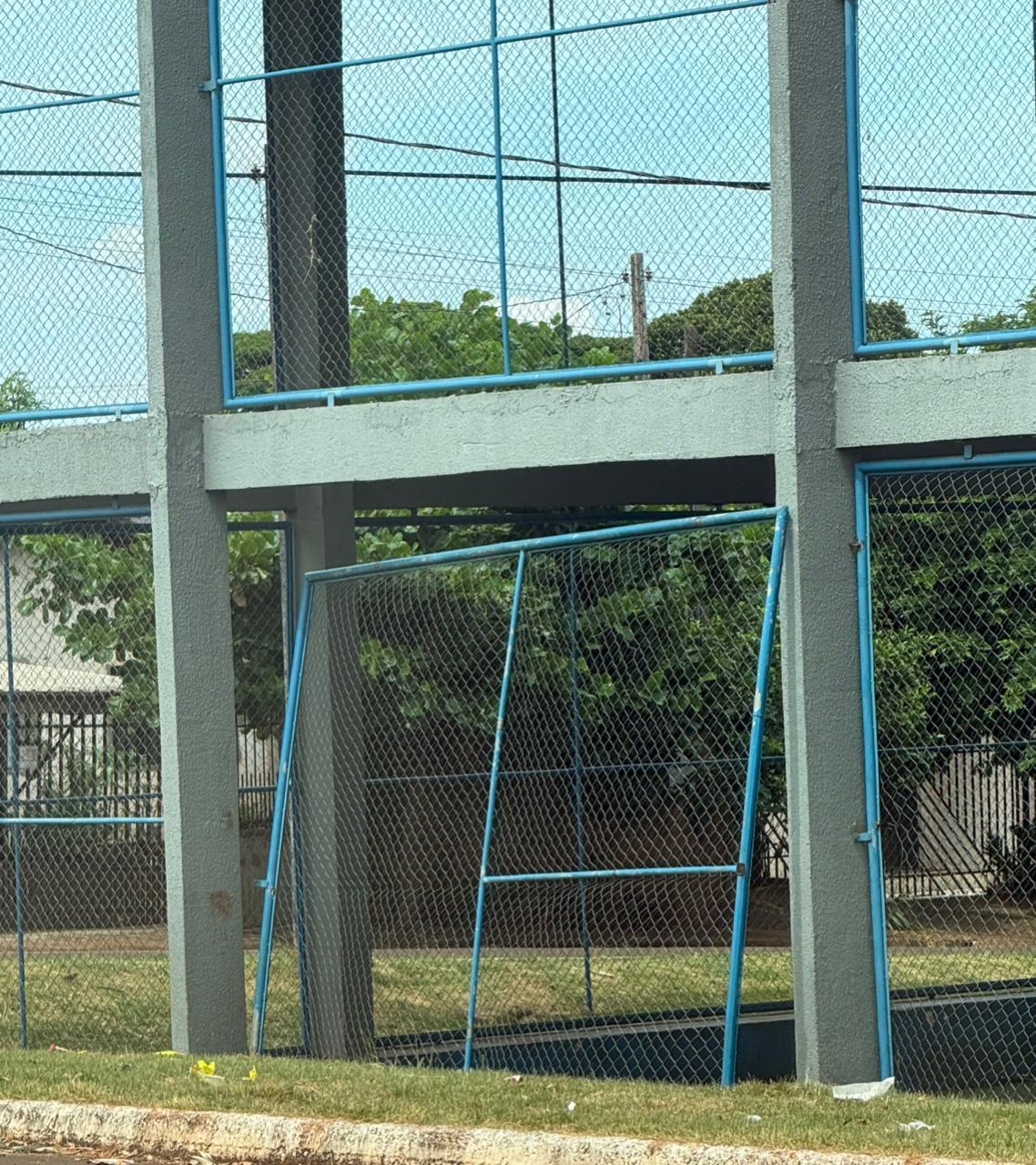 Moradores do Jardim Nova Esperança denunciam abandono de quadra recém-reformada