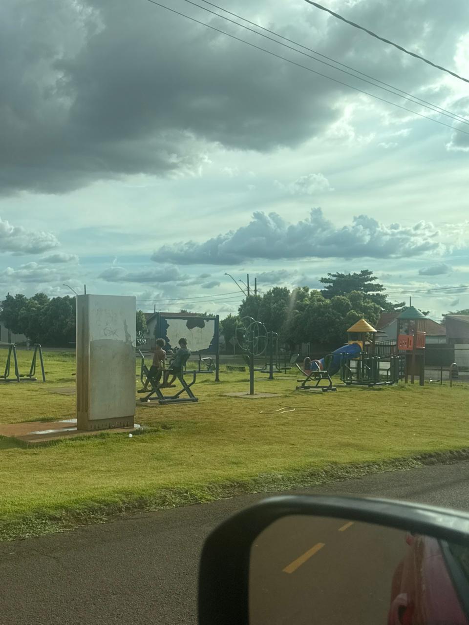 Moradores do Parque das Glicínias denunciam abandono de estrutura pública em arena multiuso